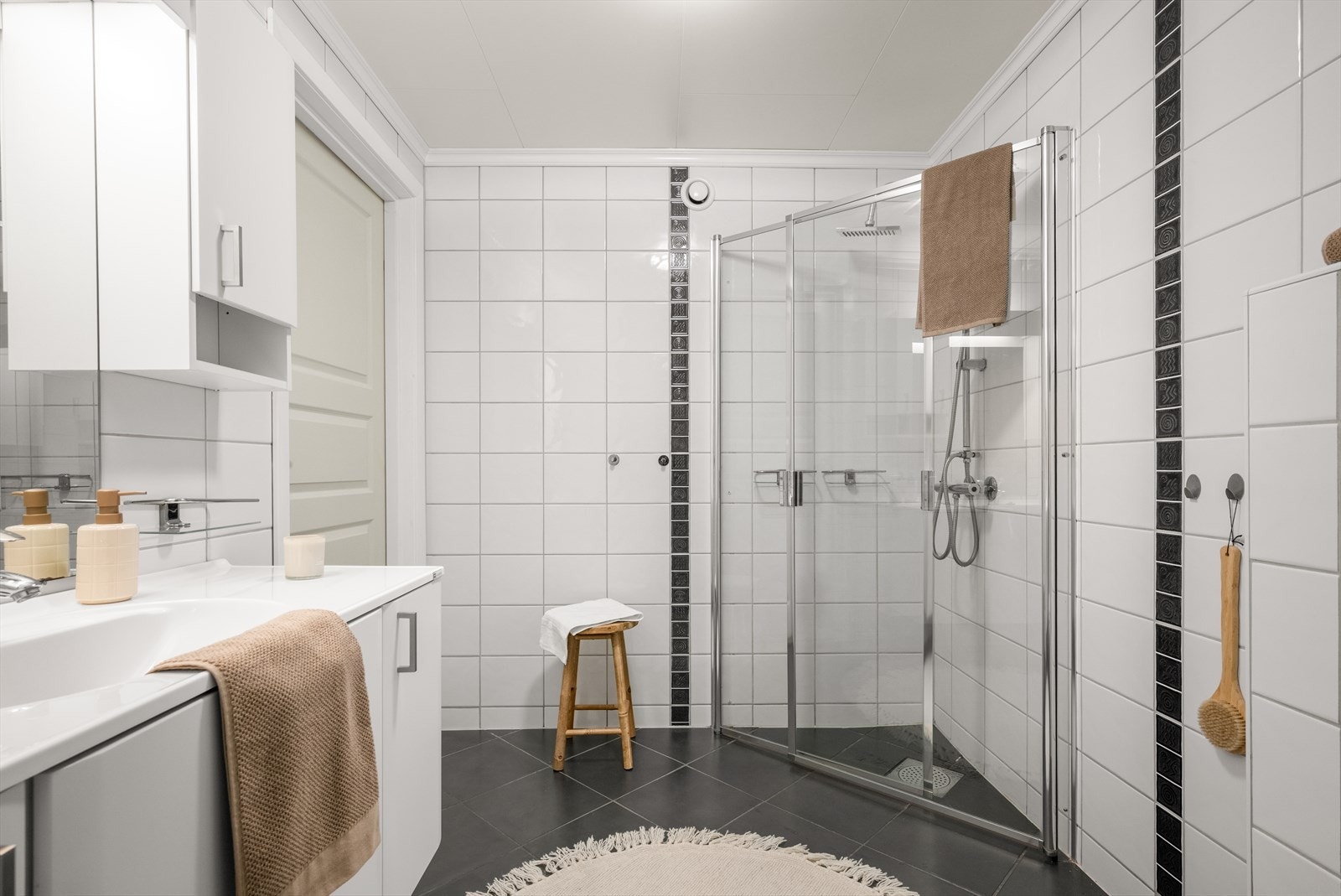 Det er også praktisk opplegg for vaskemaskin med både kran og avløp. Et funksjonelt og behagelig rom for hverdagsbruk Galleribilde