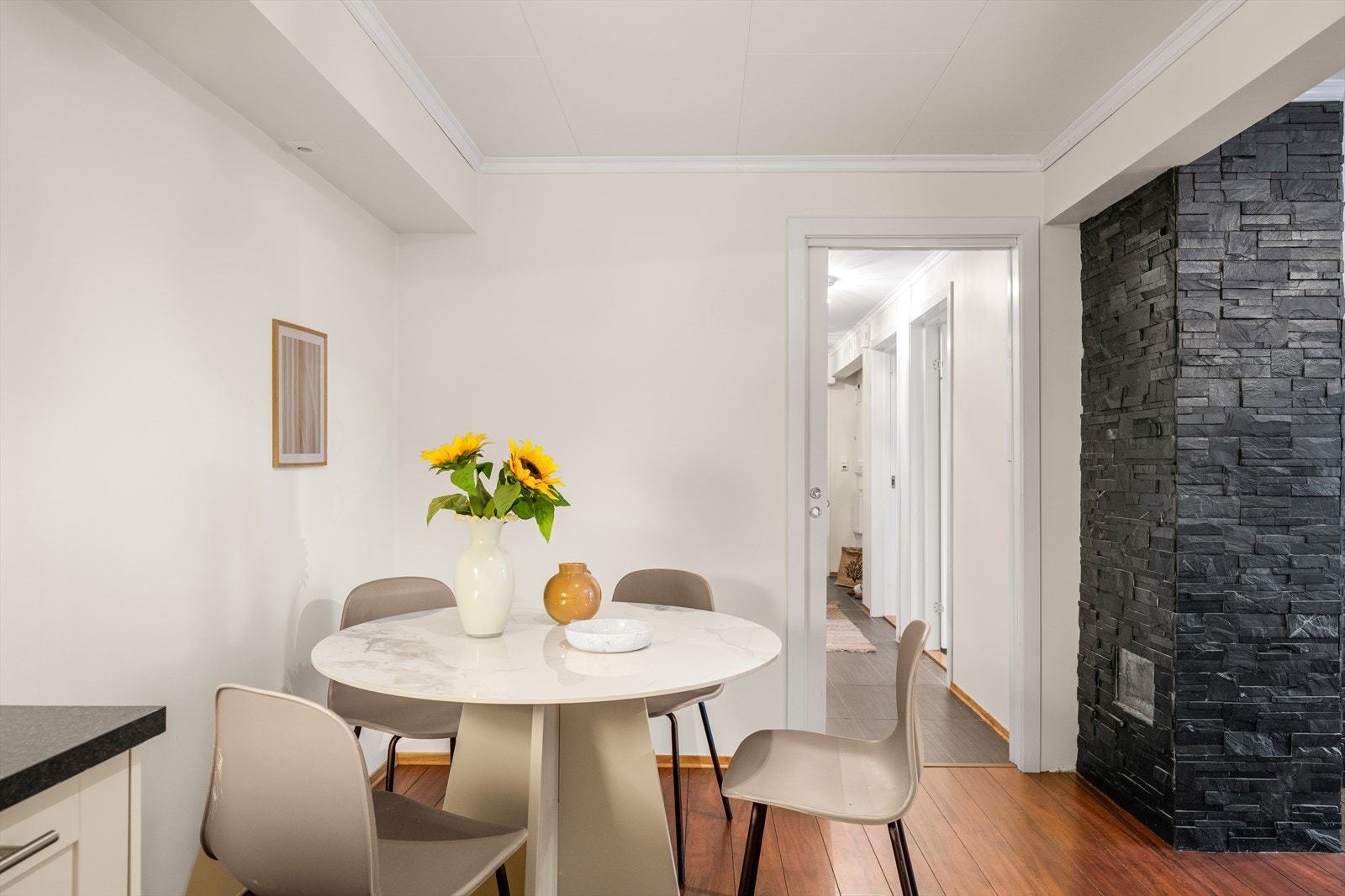 Hyggelig spiseplass med god plass til spisebord - perfekt for både hverdagsmåltider og hyggelige middager Galleribilde