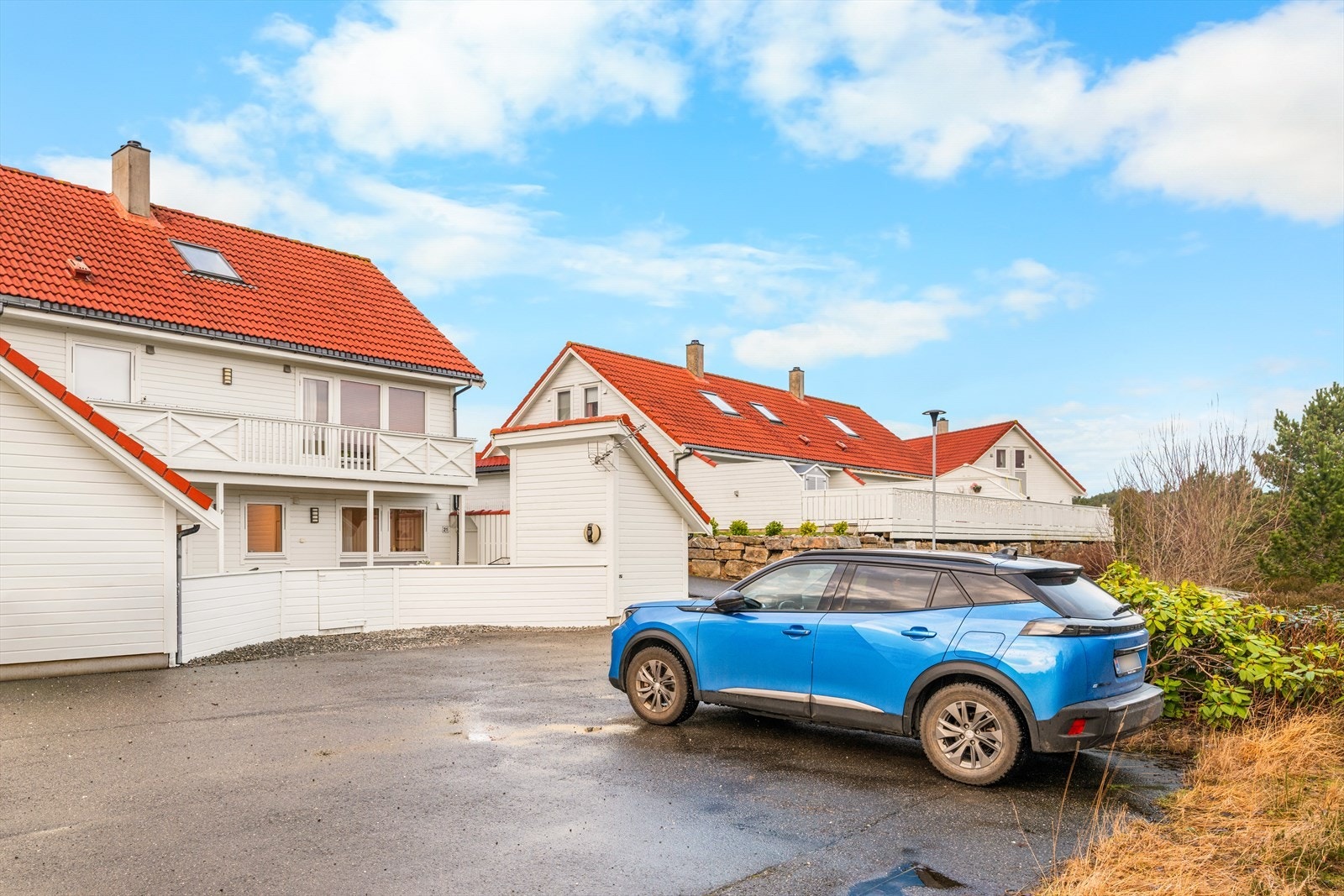 Sameiets tomt er pent og gjennomført opparbeidet med beplantede bed, velstelte prydbusker samt asfalterte gang- og oppholdsarealer. Sameiet har i tillegg stor felles-/gjesteparkering og en felles redskapsbod Galleribilde