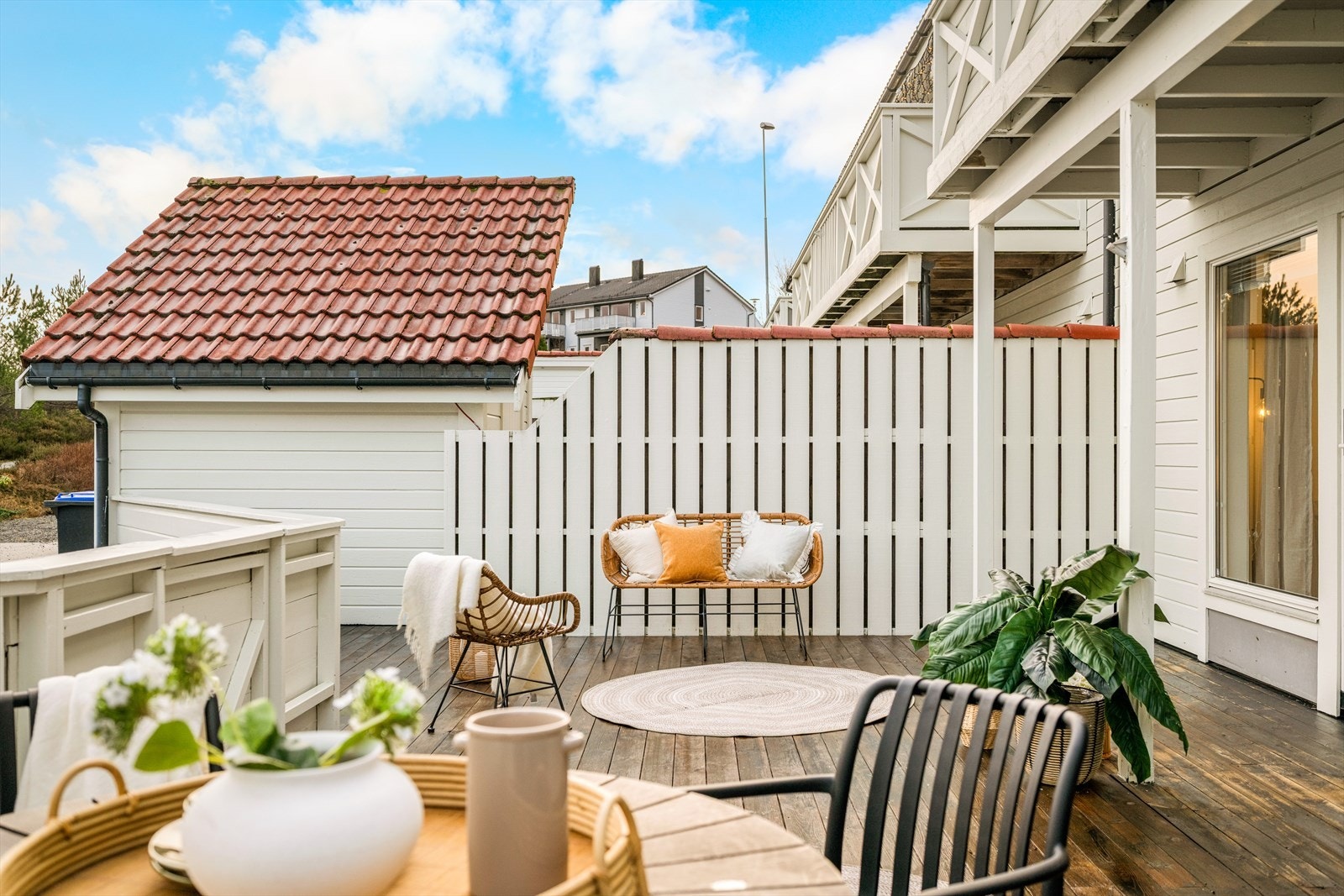 Her får du en gjennomført uteplass som kombinerer komfort, privatliv og en behagelig atmosfære Galleribilde