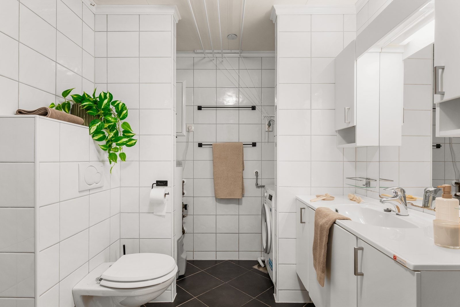 Moderne og komfortabelt bad av god størrelse Galleribilde