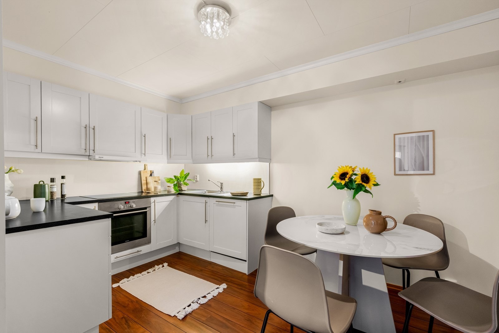 Kjøkkenet byr på rikelig med skap- og benkeplass, og er godt tilrettelagt for både matlaging og oppbevaring og av hvitevarer medfølger oppvaskmaskin, platetopp, stekeovn og ventilator Galleribilde