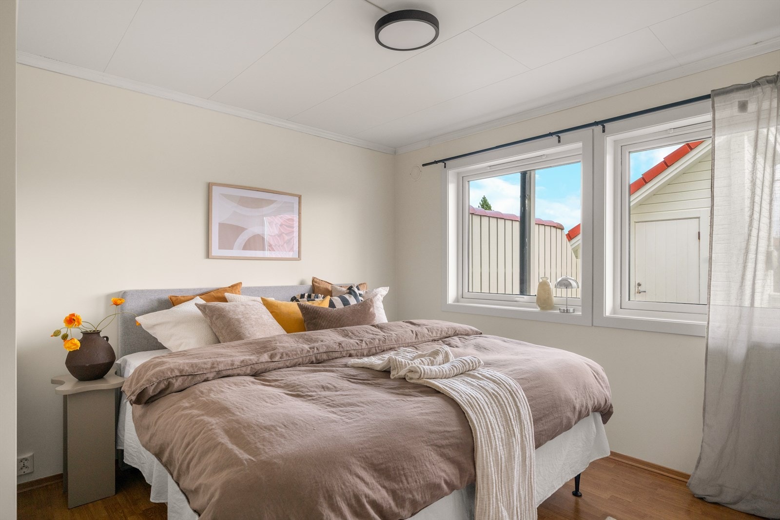 Lyst og rolig soverom. Luftig soverom med god plass til dobbeltseng og garderobeløsning Galleribilde