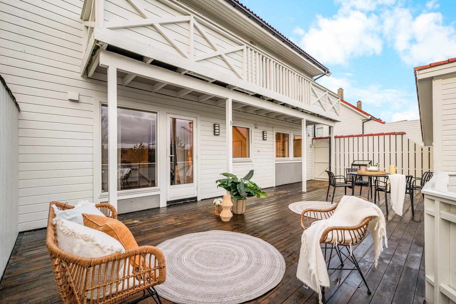 Eiendommen byr på trappefri adkomst, trivelige oppholdsrom, gode lysforhold og en beliggenhet som kombinerer ro og nærhet til nødvendige fasiliteter Galleribilde