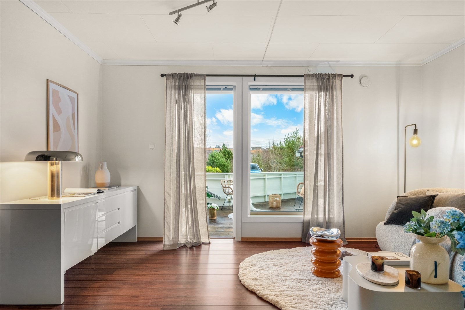 Lyse fargetoner kombinert med et flott laminatgulv gir rommet en lun og innbydende atmosfære, og tilfører boligen både varme og personlighet Galleribilde