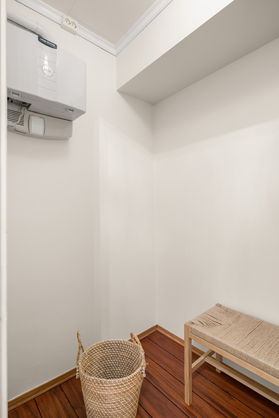 Praktisk lagringsplass. Boligen disponerer både intern bod og ekstern sportsbod - ideelt for sesongutstyr, sykler og ekstra oppbevaring Galleribilde