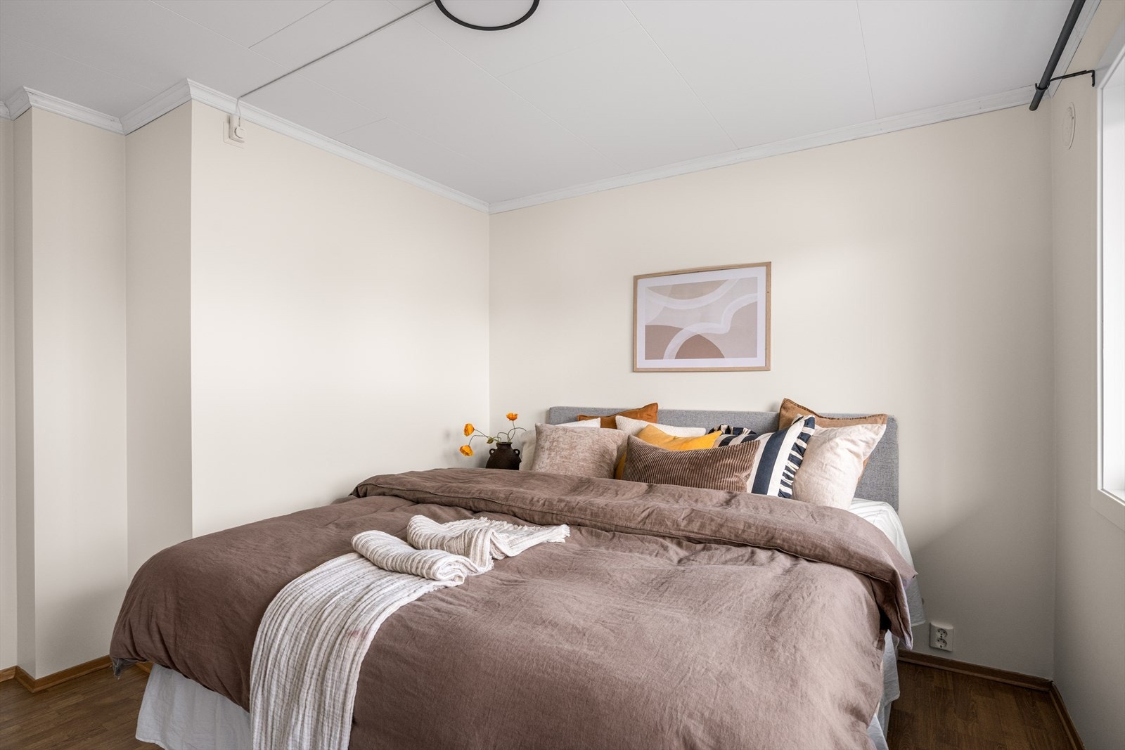 Et lunt og harmonisk soverom som innbyr til ro, hvile og gode netter Galleribilde