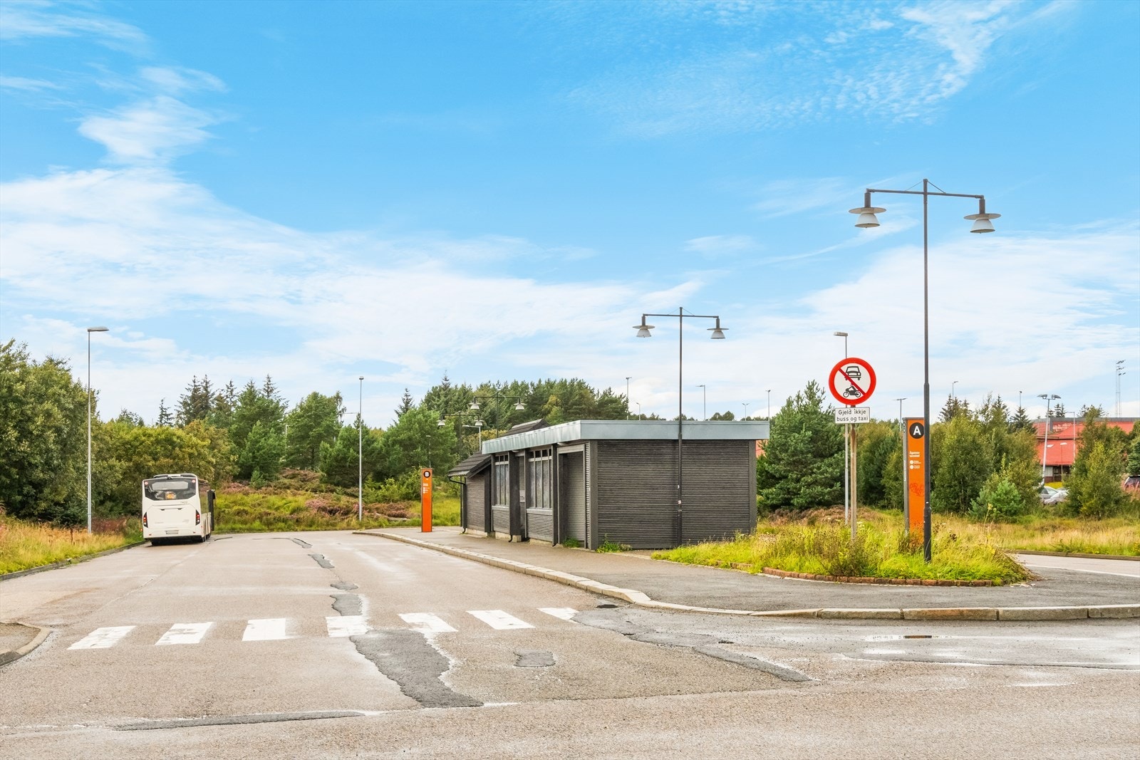 Boligen har en attraktiv beliggenhet med kort gangavstand til kollektivtransport, som gir enkel og effektiv reise til Straume på ca. 15 minutter og videre til Bergen sentrum på rundt 25 minutter Galleribilde