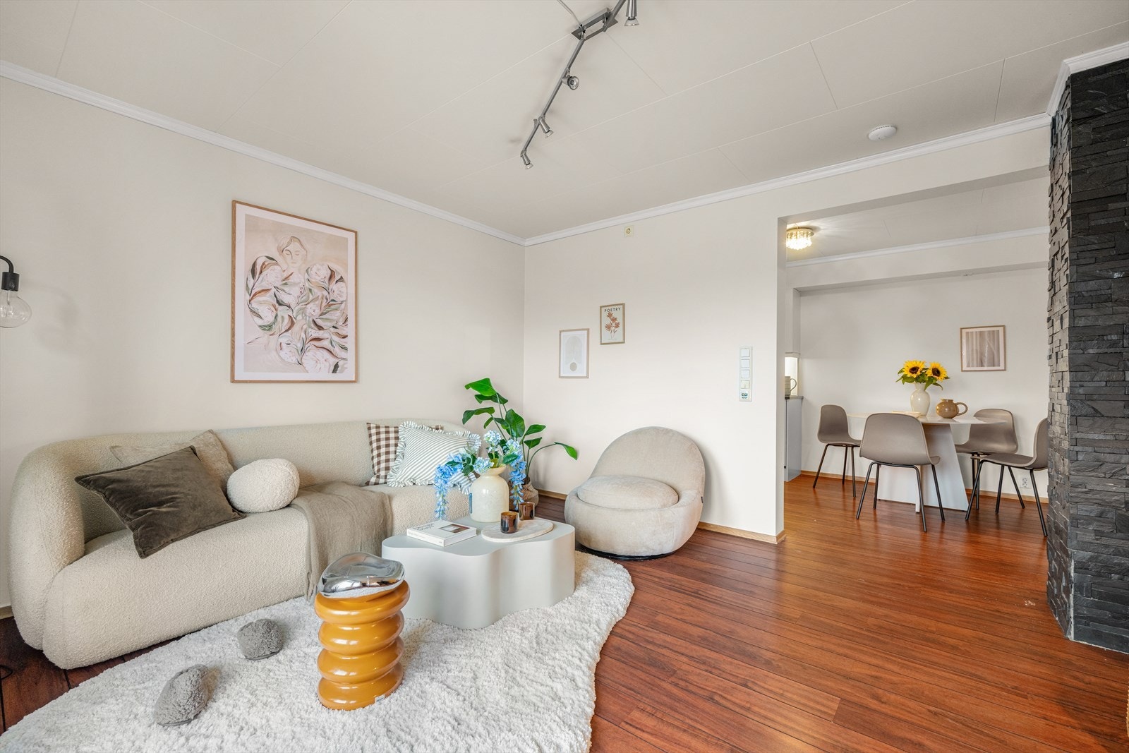 Stue/kjøkken løsningen byr på svært gode møbleringsmuligheter, med rikelig plass til både en romslig sofagruppe og et hyggelig spisebord Galleribilde