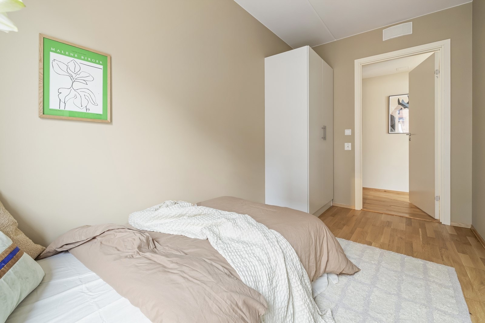 Garderobeskap medfølger. Galleribilde