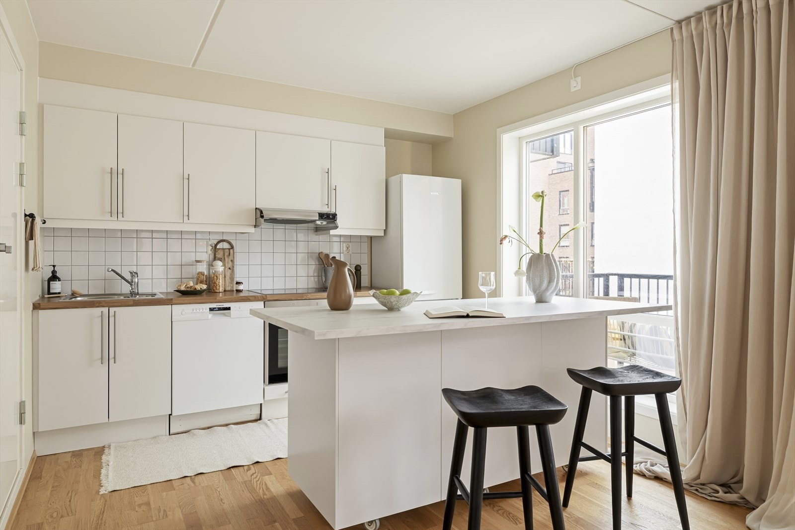 Her er det god plass til sitteplasser, og løsningen bidrar til en åpen og luftig romfølelse. Galleribilde