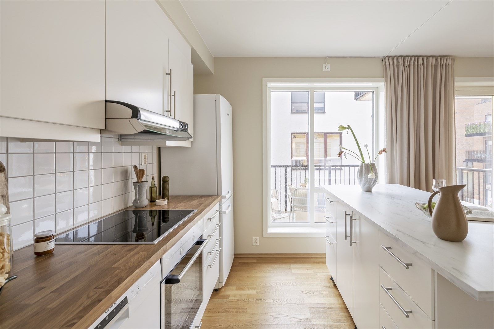 Kjøkkenet er utstyrt med 1 ½ oppvaskkum og integrerte hvitevarer bestående av platetopp, stekeovn og oppvaskmaskin, i tillegg til frittstående kjøl-/fryseskap. Galleribilde