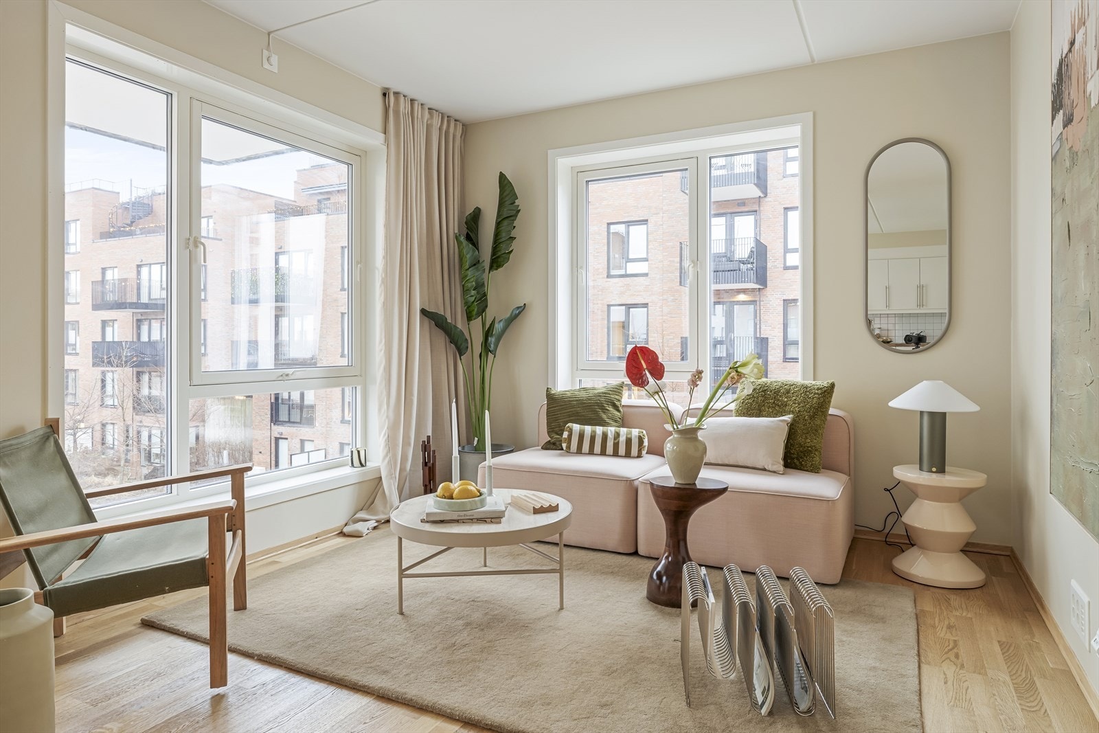 De store vinduene slipper inn rikelig med dagslys og gir rommet et moderne preg. Galleribilde