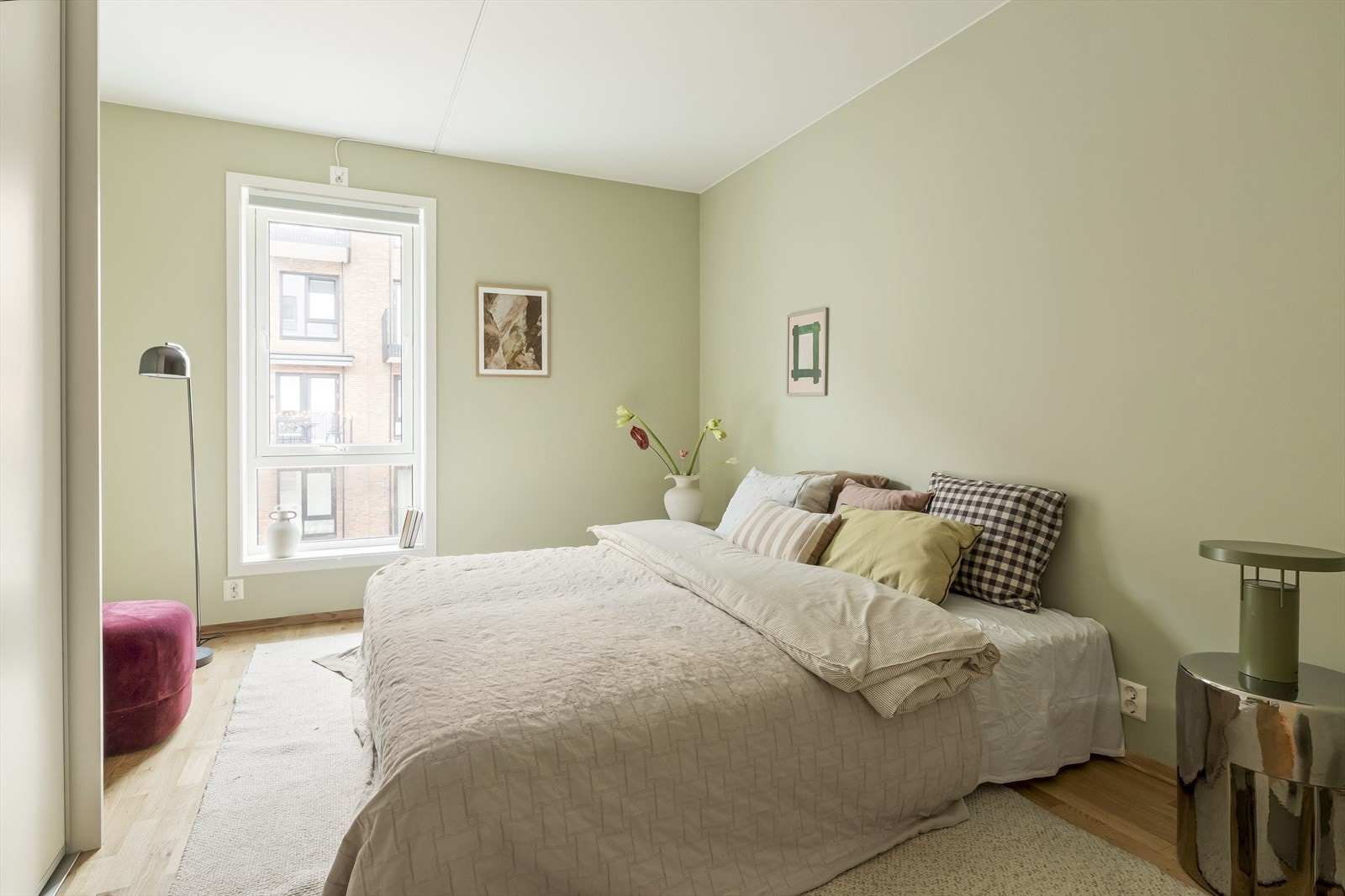 Soverommet er av spesielt god størrelse med plass til både dobbeltseng og garderobeløsning. Galleribilde