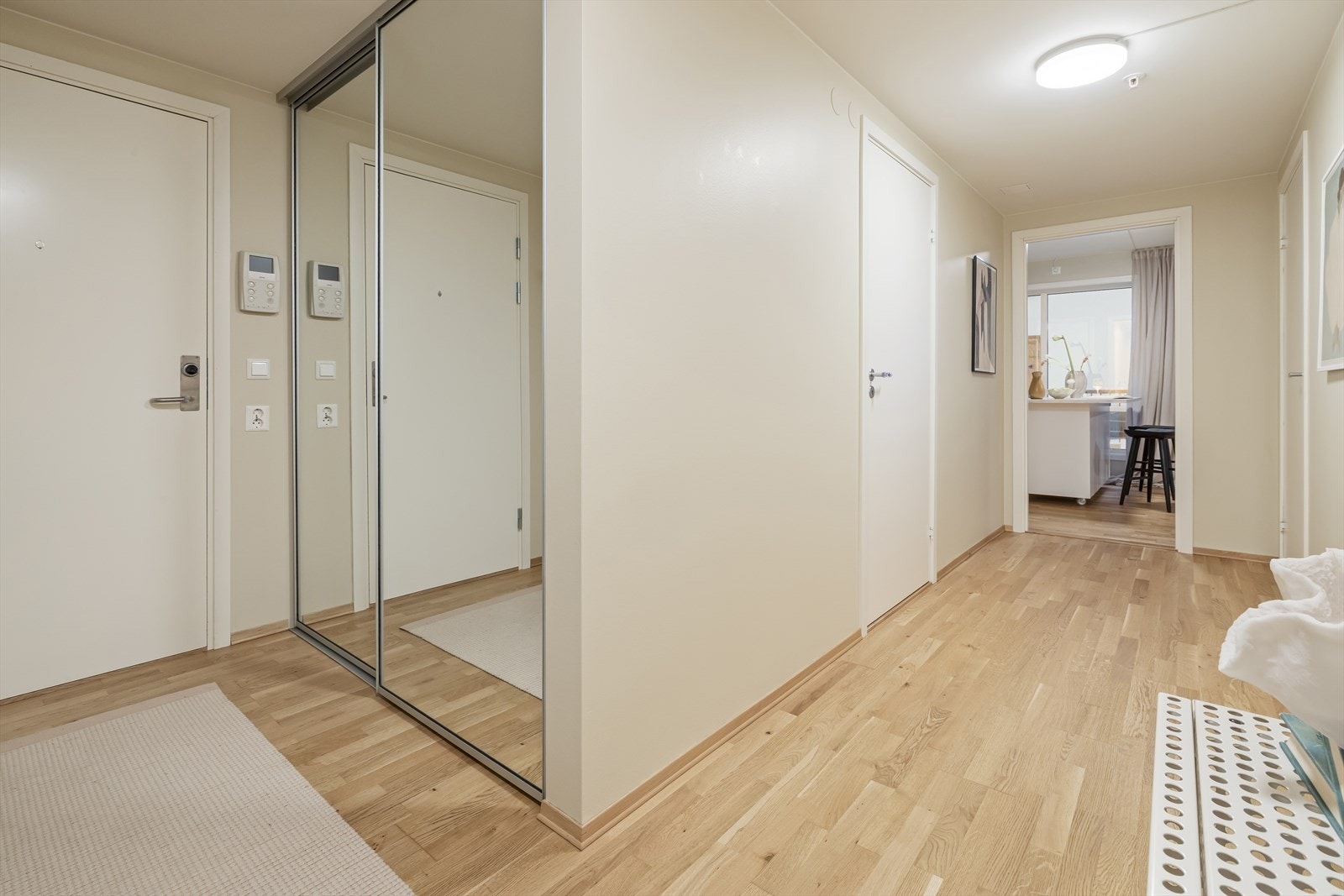 Romslig entré med gang og god oppbevaringsplass i skyvedørsgarderobe. Galleribilde