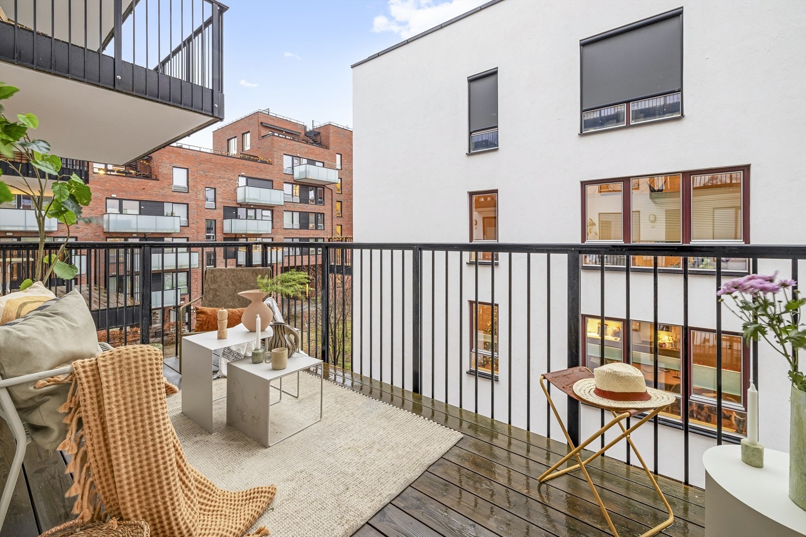 Balkongen er utstyrt med både utelys og strømuttak. Her kan du nyte solrike ettermiddager og lange sommerkvelder. Galleribilde