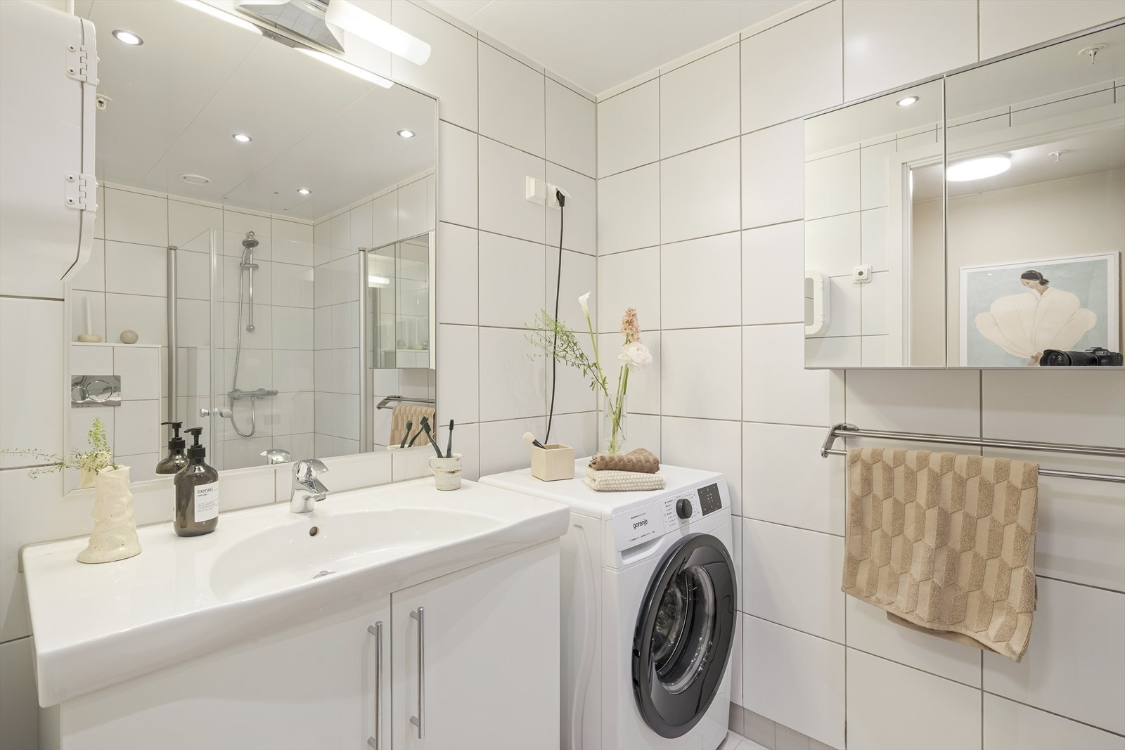 Det er montert opplegg for vaskemaskin (medfølger). Galleribilde