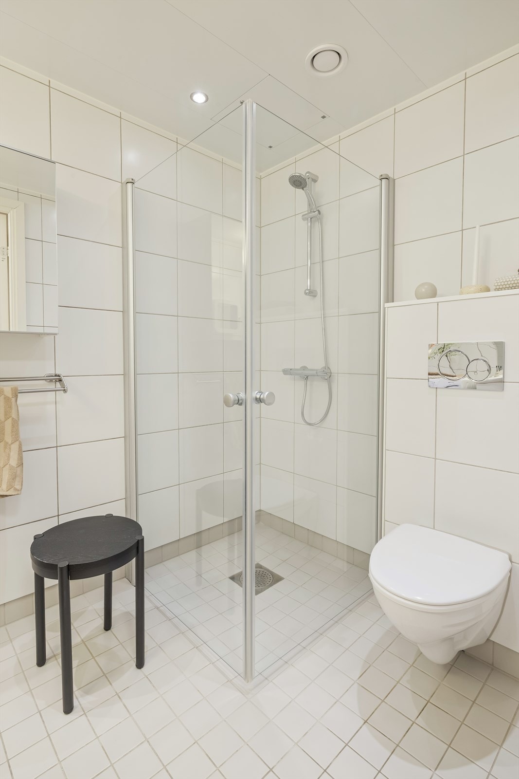 Leilighetens bad er moderne med flislagte overflater, downlights i himlingen og gulvvarme. Galleribilde