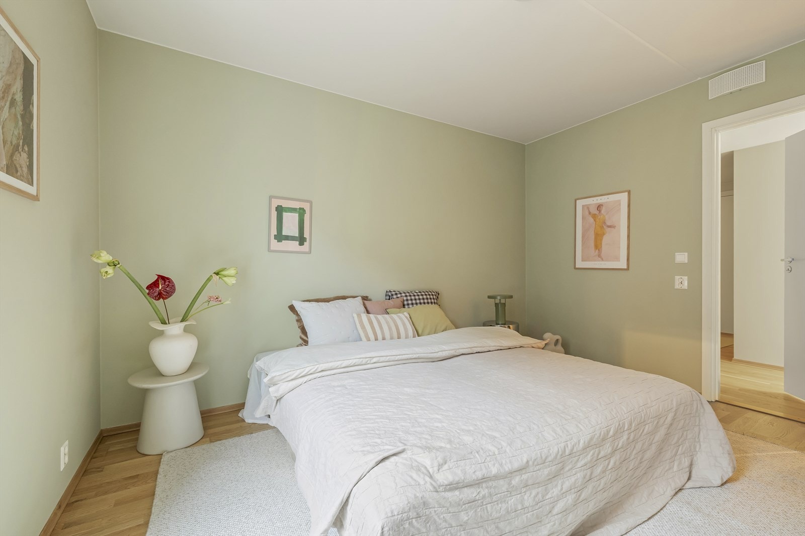 Det er gjennomgående bruk av tidsriktige farger. Galleribilde