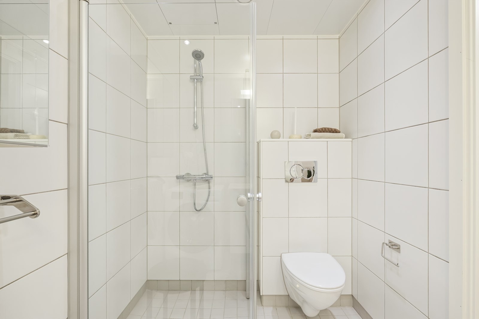 Dusjhjørne med svingbare glassdører gir effektiv utnyttelse av plassen. Galleribilde