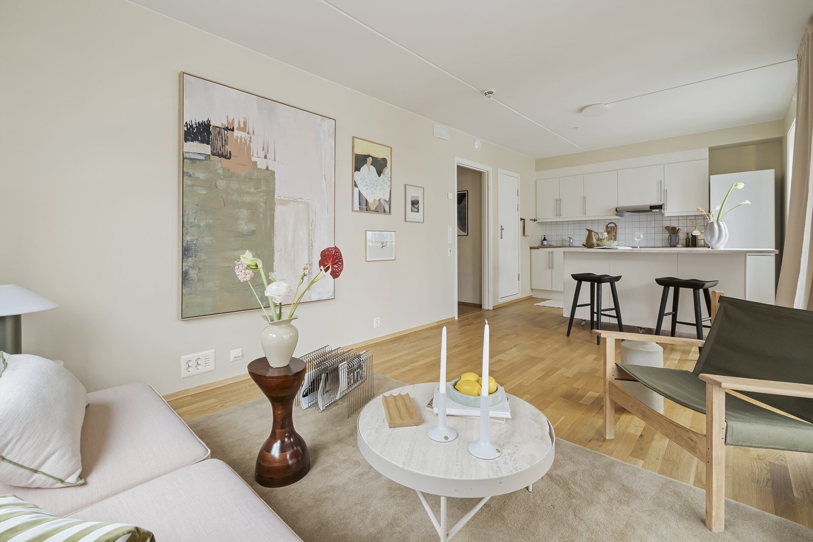 Stue og kjøkken er samlet i en åpen og sosial løsning med gode møbleringsmuligheter for både sofagruppe og spiseplass. Galleribilde