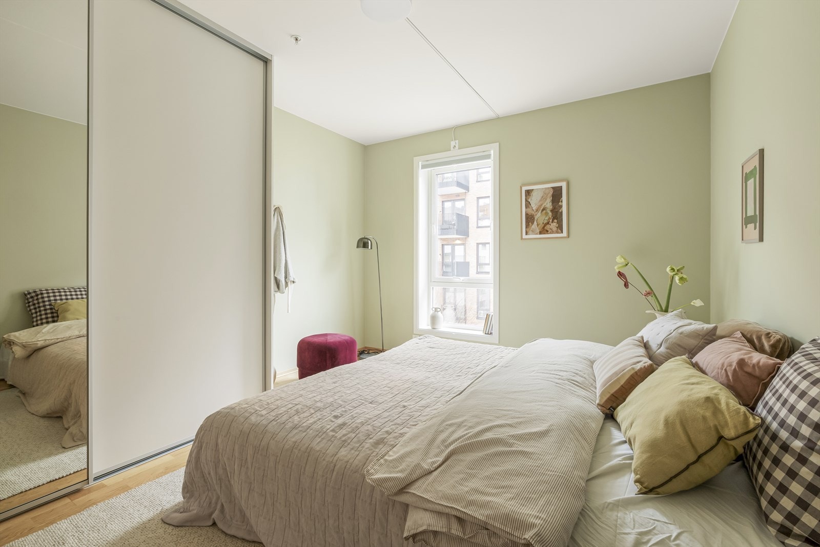 Stor skyvedørsgarderobe med speilfront medfølger. Galleribilde