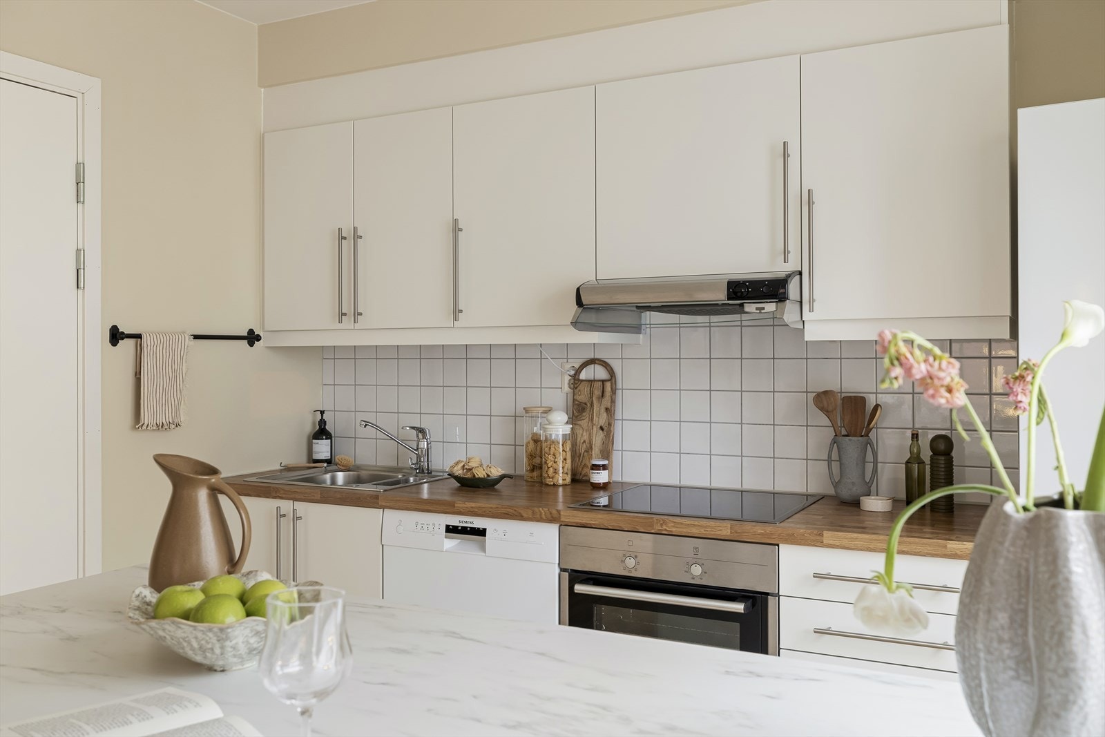 Fliser på kjøkkenets bakvegg gir en enkel og ren overflate. Galleribilde