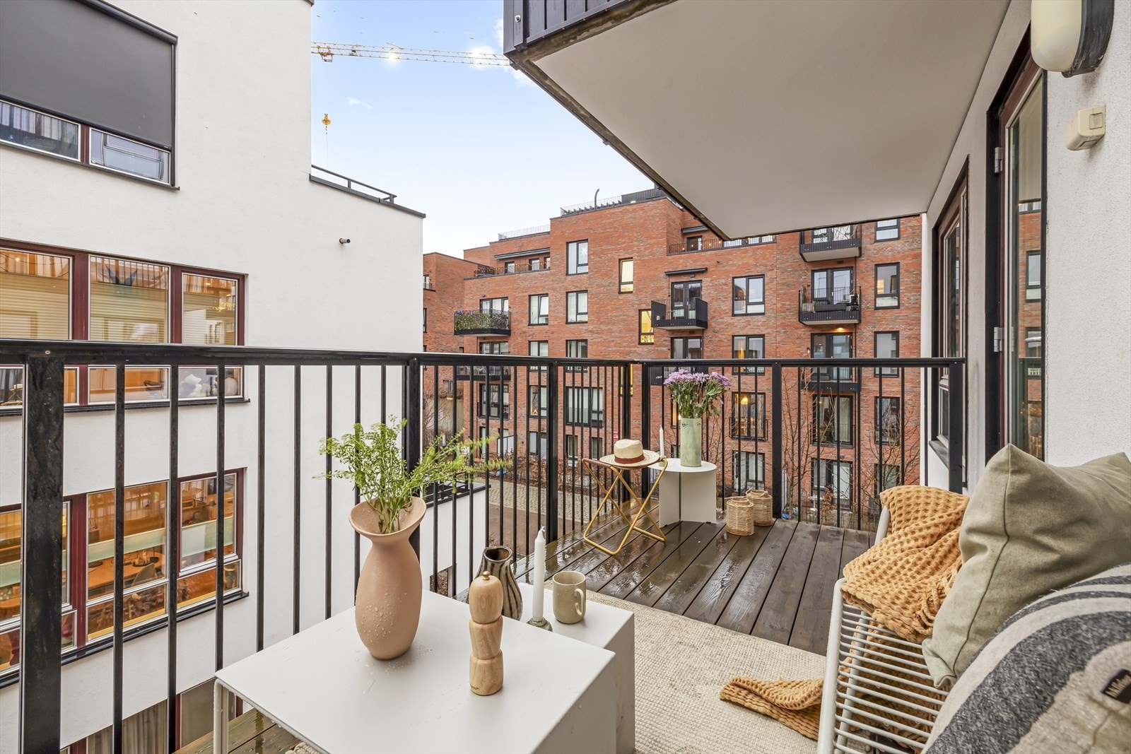 Fra stuen er det direkte utgang til en romslig syd-/vestvendt balkong på ca. 8,6 m² med tregulv. Galleribilde