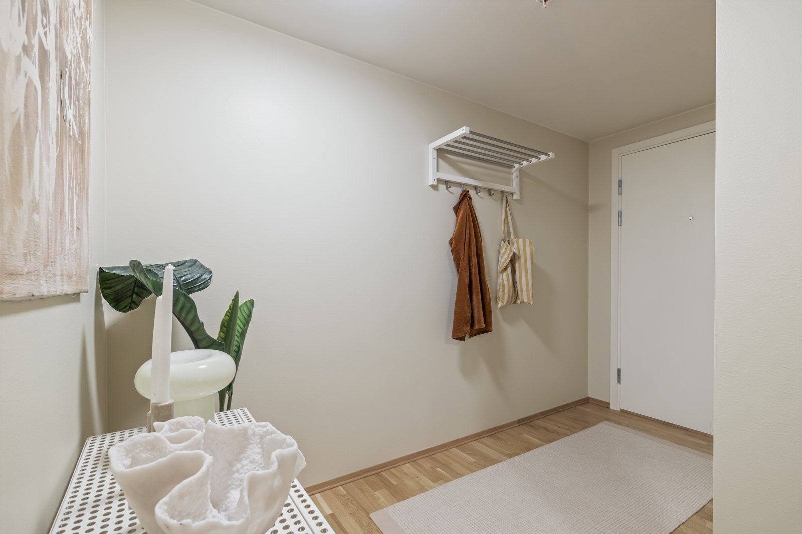 Det er god plass til oppheng av ytterklær. Galleribilde