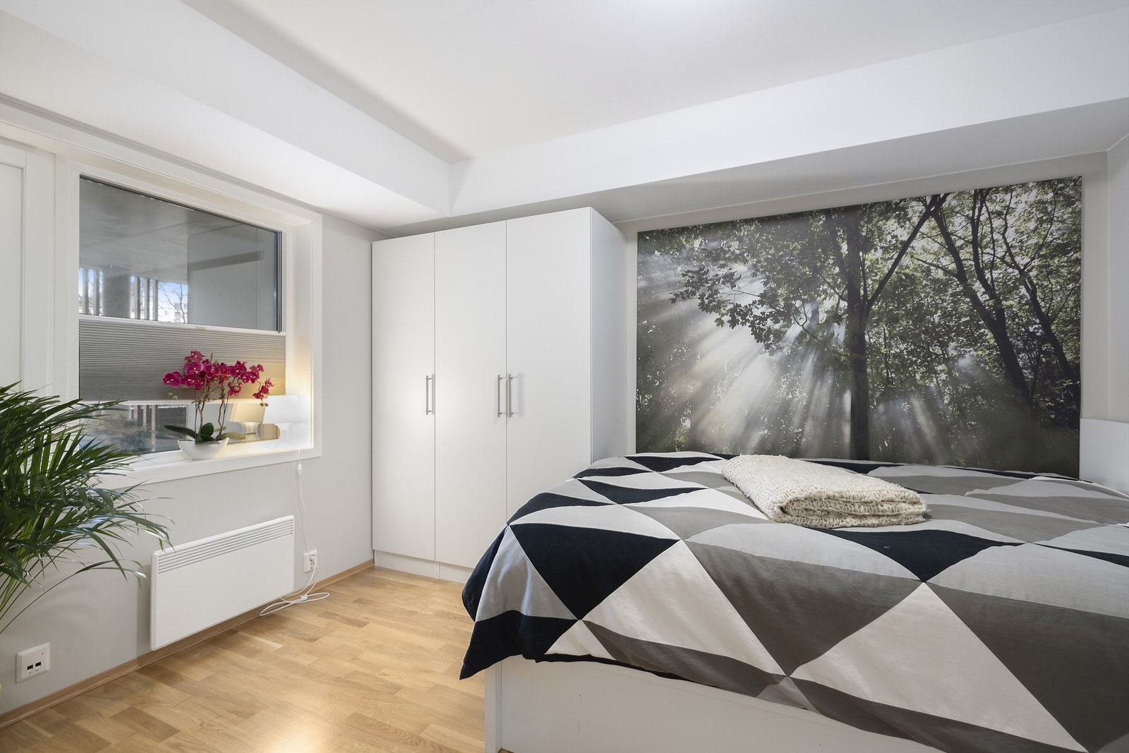 Soverom 2 har garderobeskap og også plass til dobbeltseng. Galleribilde