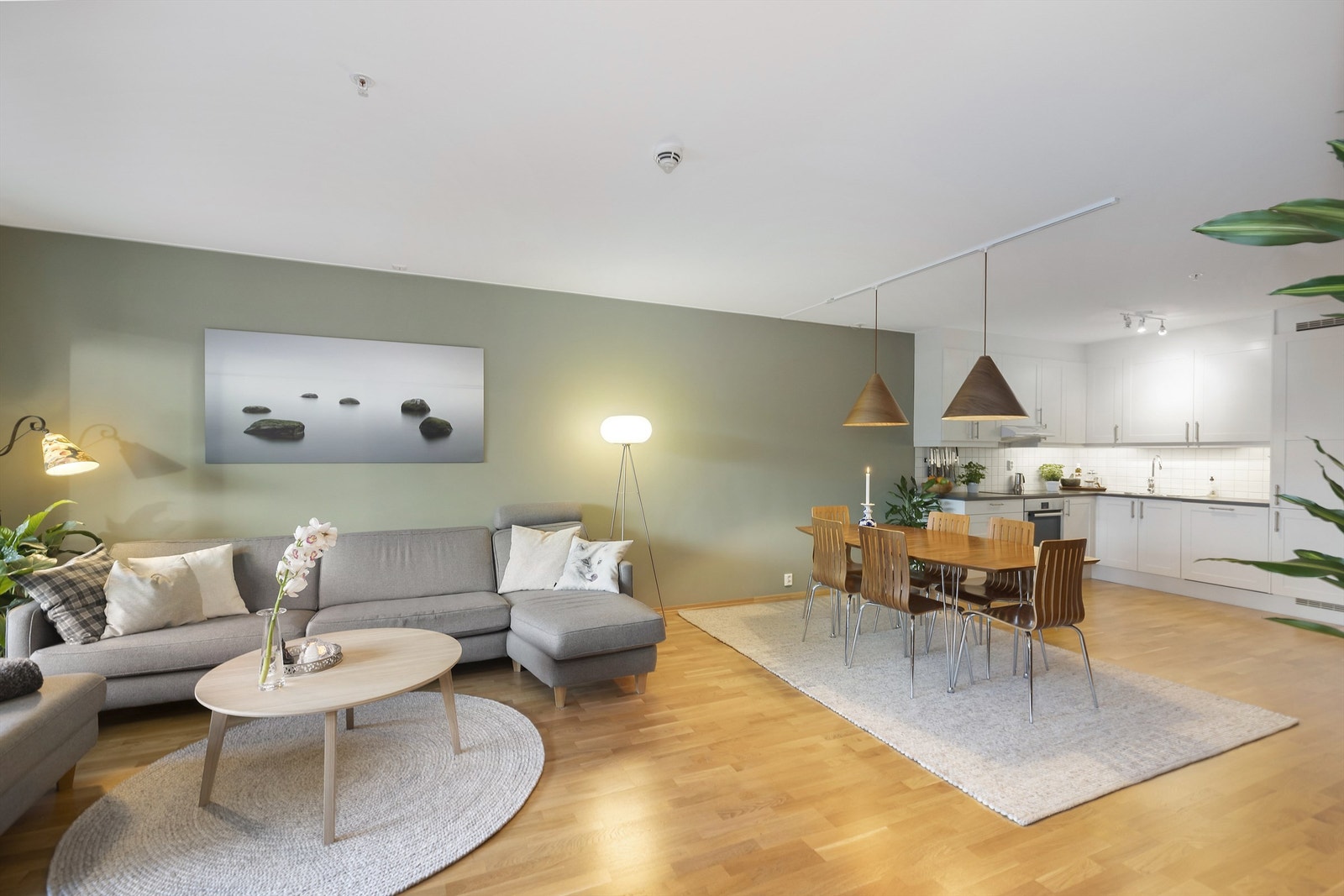 Vegger og himling med malte slette flater. Veggene er nylig malt og det er montert spiler. Galleribilde