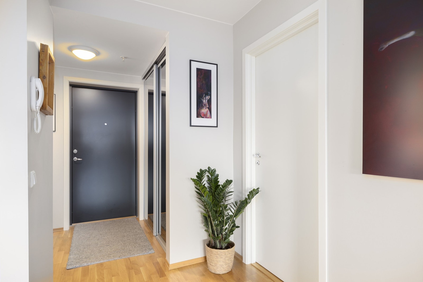 Hyggelig inngangsparti med skyvedørsgarderobe med speilfronter. Galleribilde