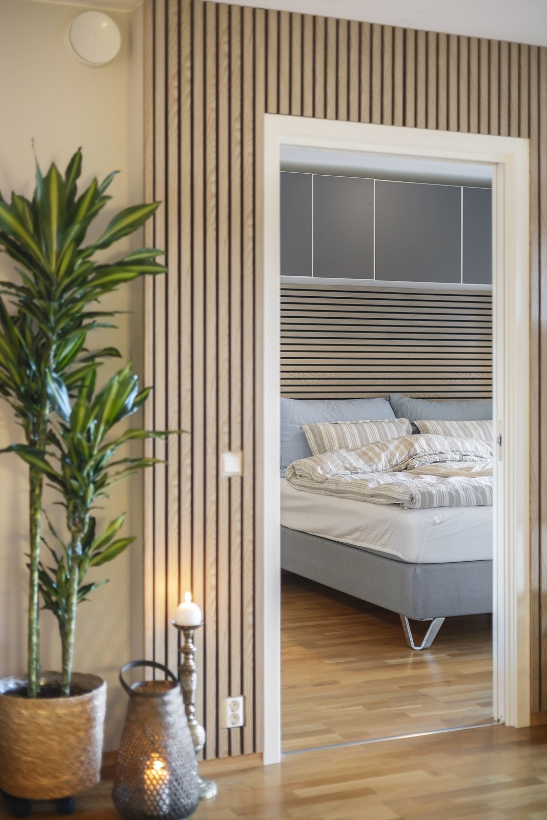 Boligen har hovedsakelig gulvflater belagt med tre-stavs eikeparkett. Galleribilde