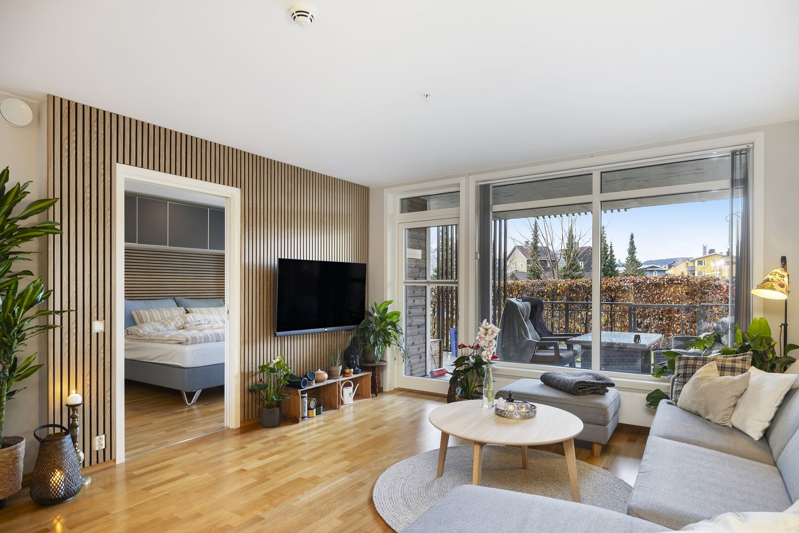 Oppvarming med fjernvarme og vannbåren varme med radiatorer plassert på vegg i stue. Galleribilde