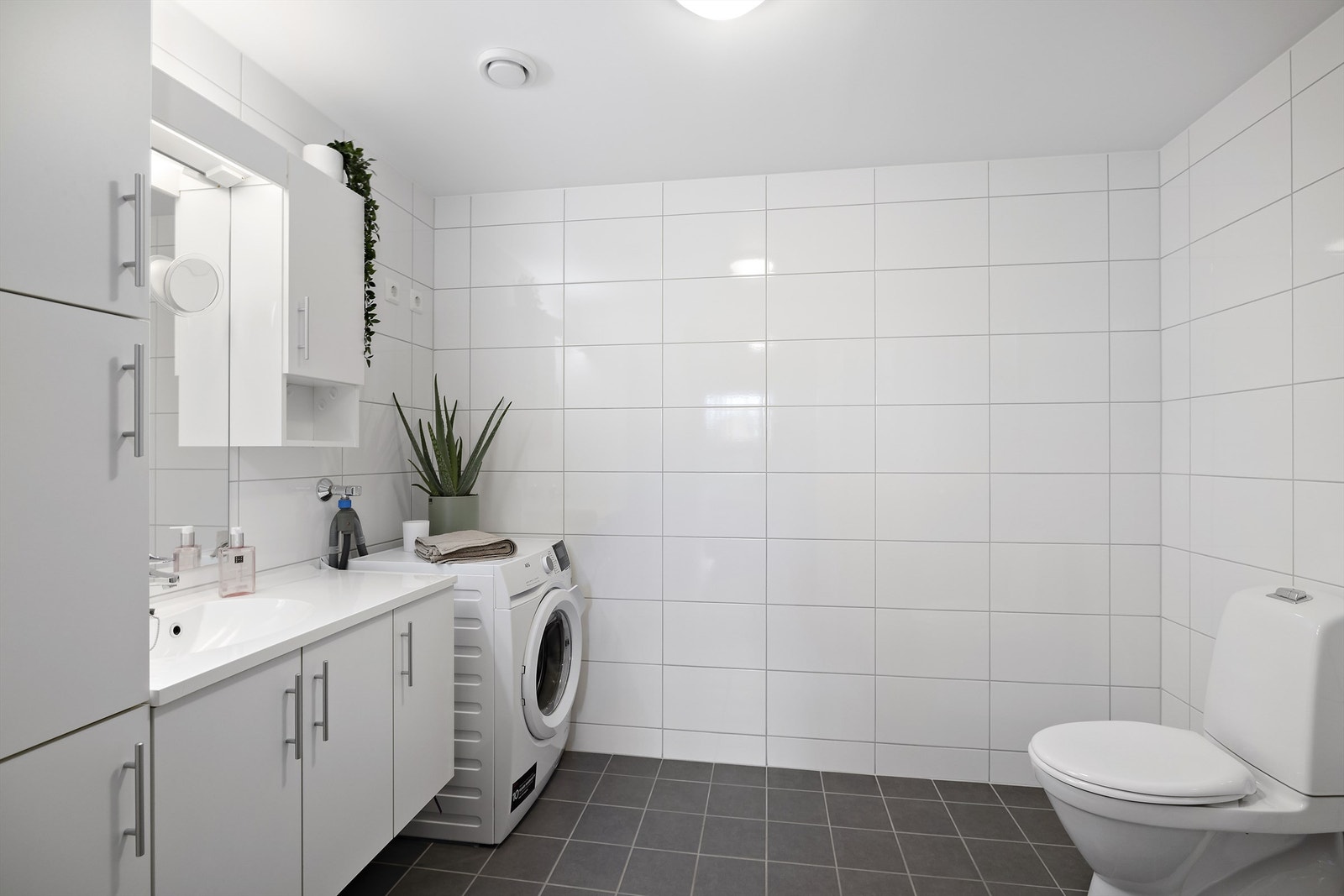 Badet ligger i tilknytning til hovedsoverom og har fliser på gulv og vegger samt malte plater i himlingen. Galleribilde