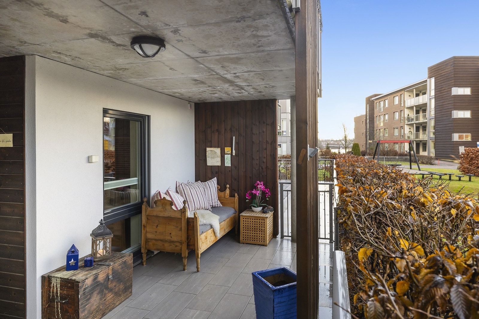 Eiertomt på 6 413 kvm som tilhører borettslaget, med fine uteområder og fellesareal. Galleribilde