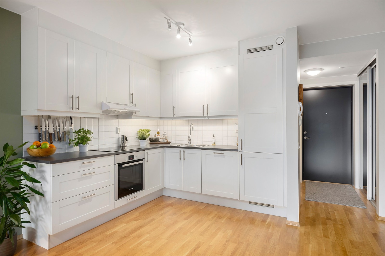 Det er integrert stekeovn, platetopp, avtrekksvifte, kjøl/fryseskap, og oppvaskmaskin i kjøkkeninnredningen. Disse medfølger ved salget. Galleribilde