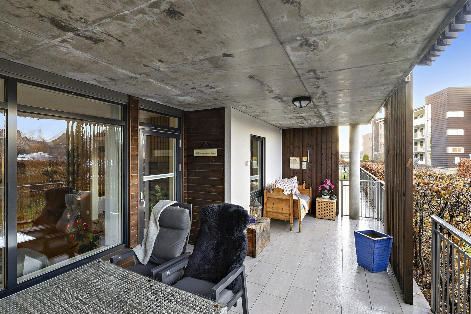 Terrassen er fint skjermet med hekk og har gode solforhold. Galleribilde