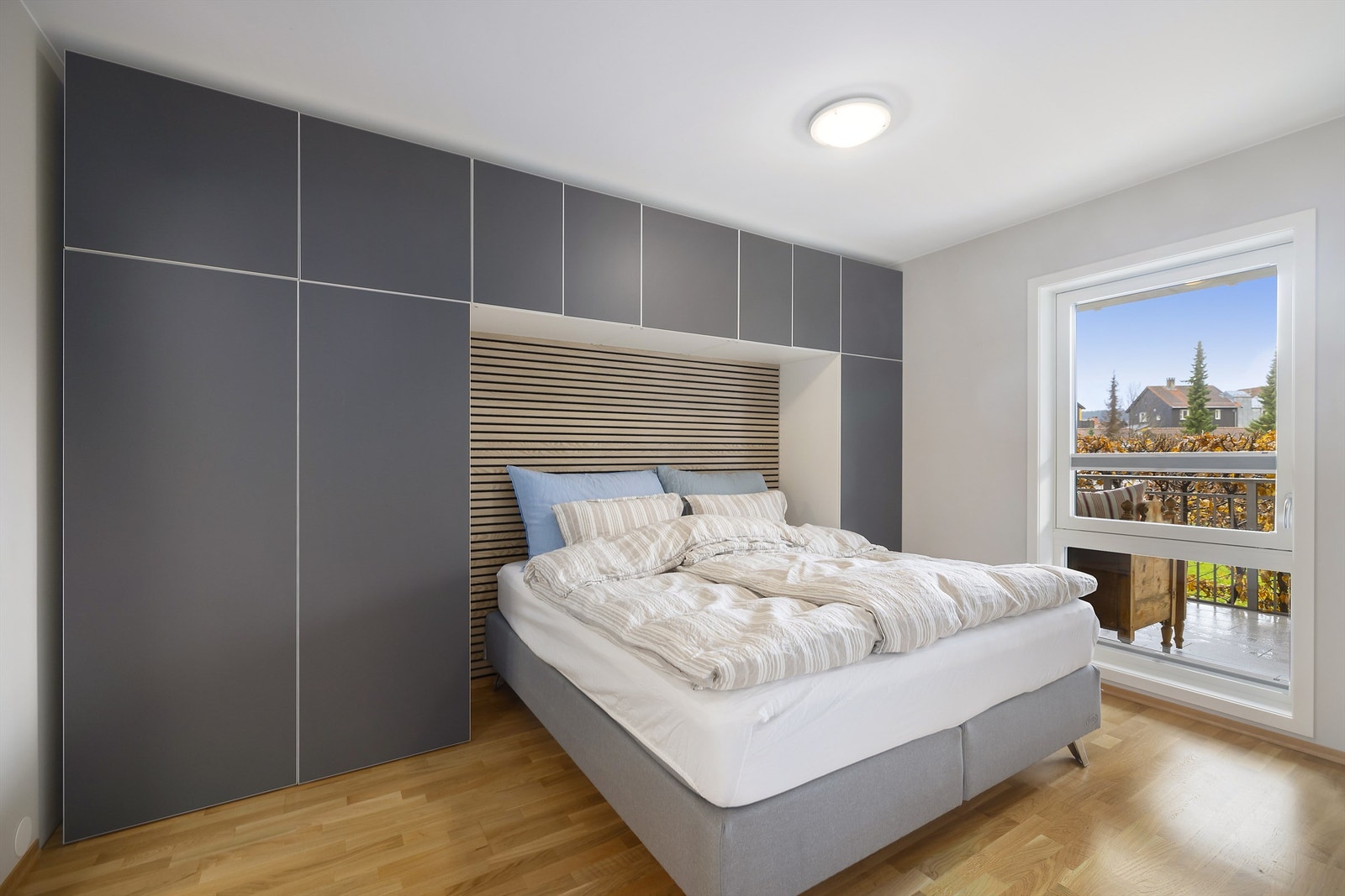 Hovedsoverom med plassbygd skap som gir godt med oppbevaringsplass. Galleribilde