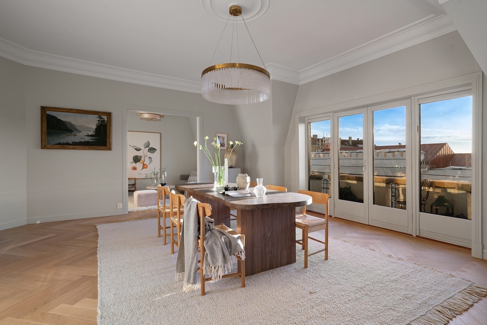 Lys og romslig spisestue med imponerende takhøyde på ca. 3 meter, eksklusiv hjørnepeis i marmor og åpen løsning mot kjøkkenet Galleribilde