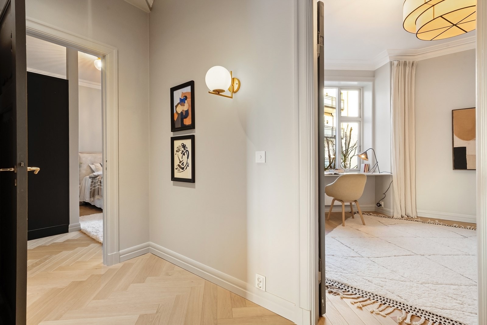 Mellomgang med adkomst til soverommene i hoveddelen Galleribilde