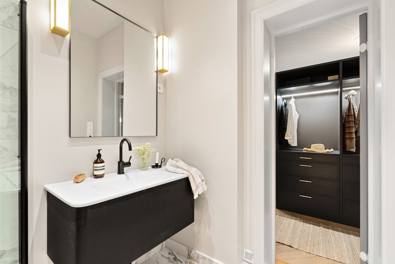 Servant med stilren baderomsinnredning med glatte fronter, speil og integrert belysning Galleribilde