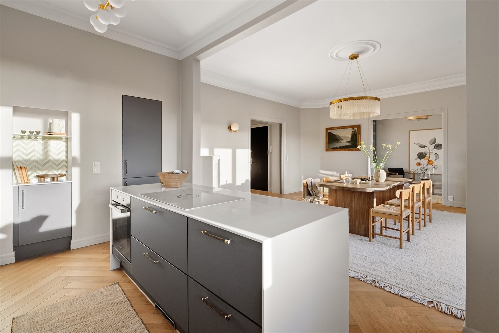 Resterende hvitevarer er fra Miele og består av stekeovn, oppvaskmaskin og kjøl/frys som er integrert i innredningen Galleribilde