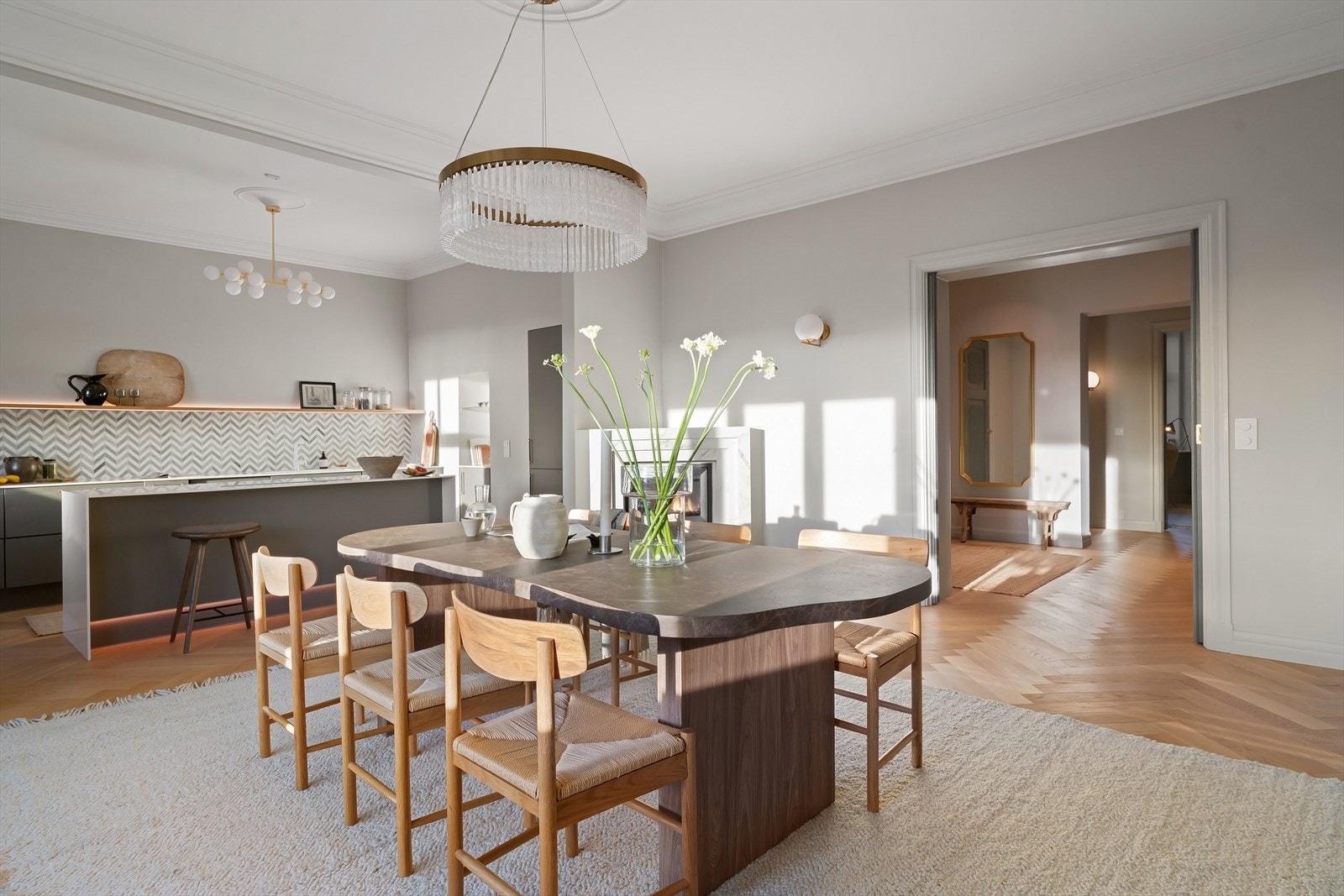 Leiligheten har gjennomgående planløsning, store rom og flott takhøyde Galleribilde