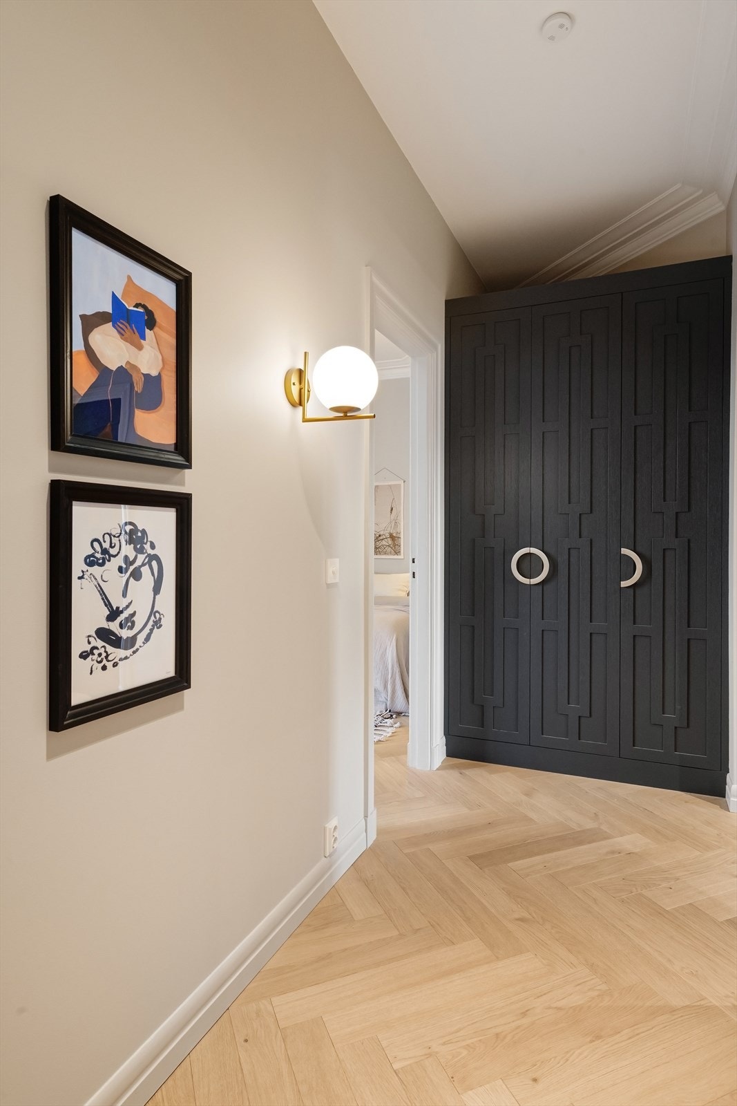 I gangen mellom entré og soverommene er det plassbygget garderobeskap Galleribilde