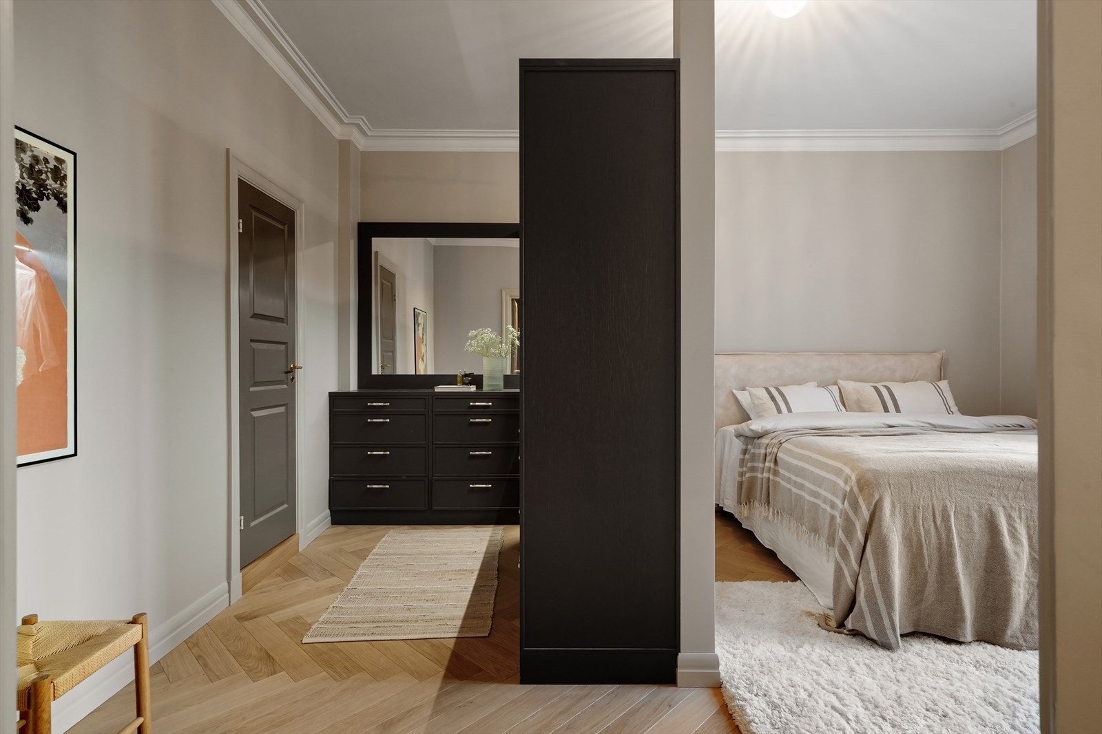 Hovedsoverommet er del av en suiteløsning med egen garderobedel og privat bad Galleribilde