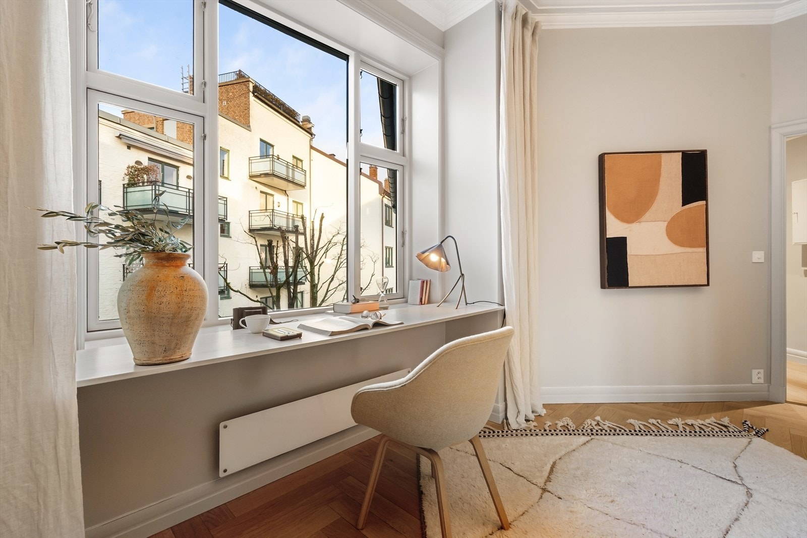 Under det store vinduet er det montert en benkeplate som gir et fint hjemmekontor med utsyn mot bakgården Galleribilde