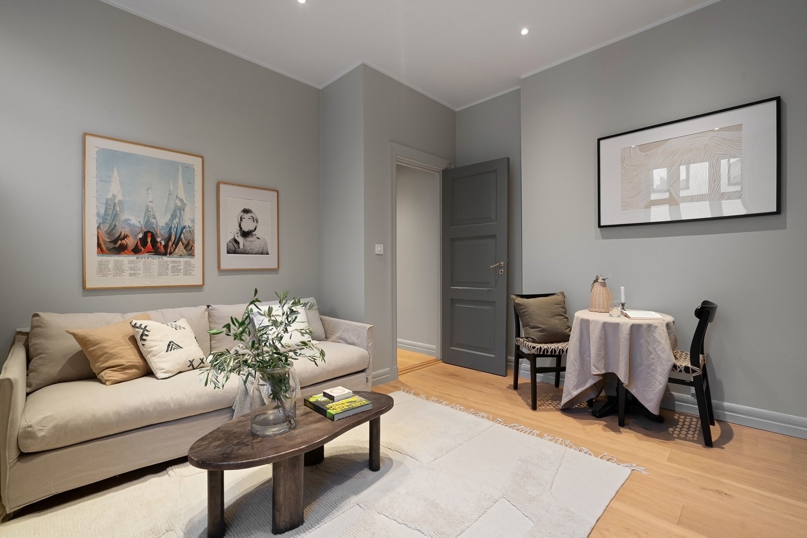 Praktikantdelen har plass til sofa, mindre spisegruppe og TV-seksjon Galleribilde