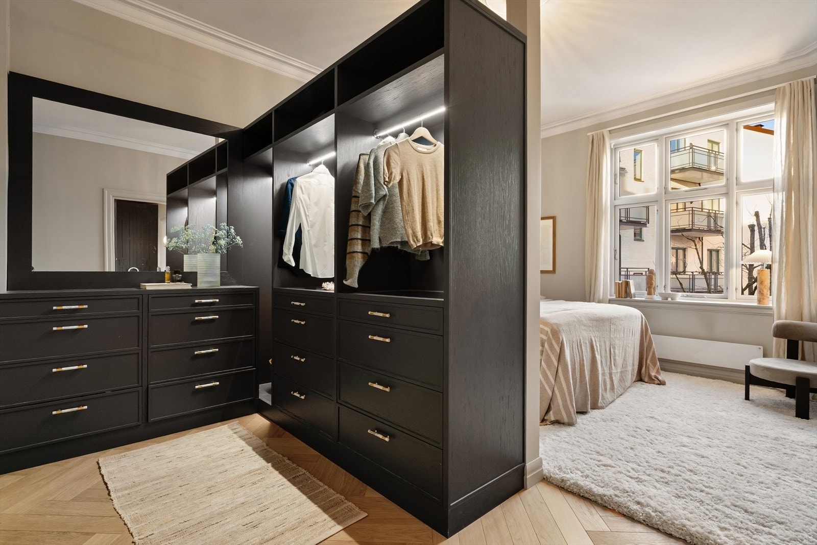 Hovedsoverommet har en plassbygget garderobe med stort speil og integrert belysning, som gir en gjennomført løsning Galleribilde