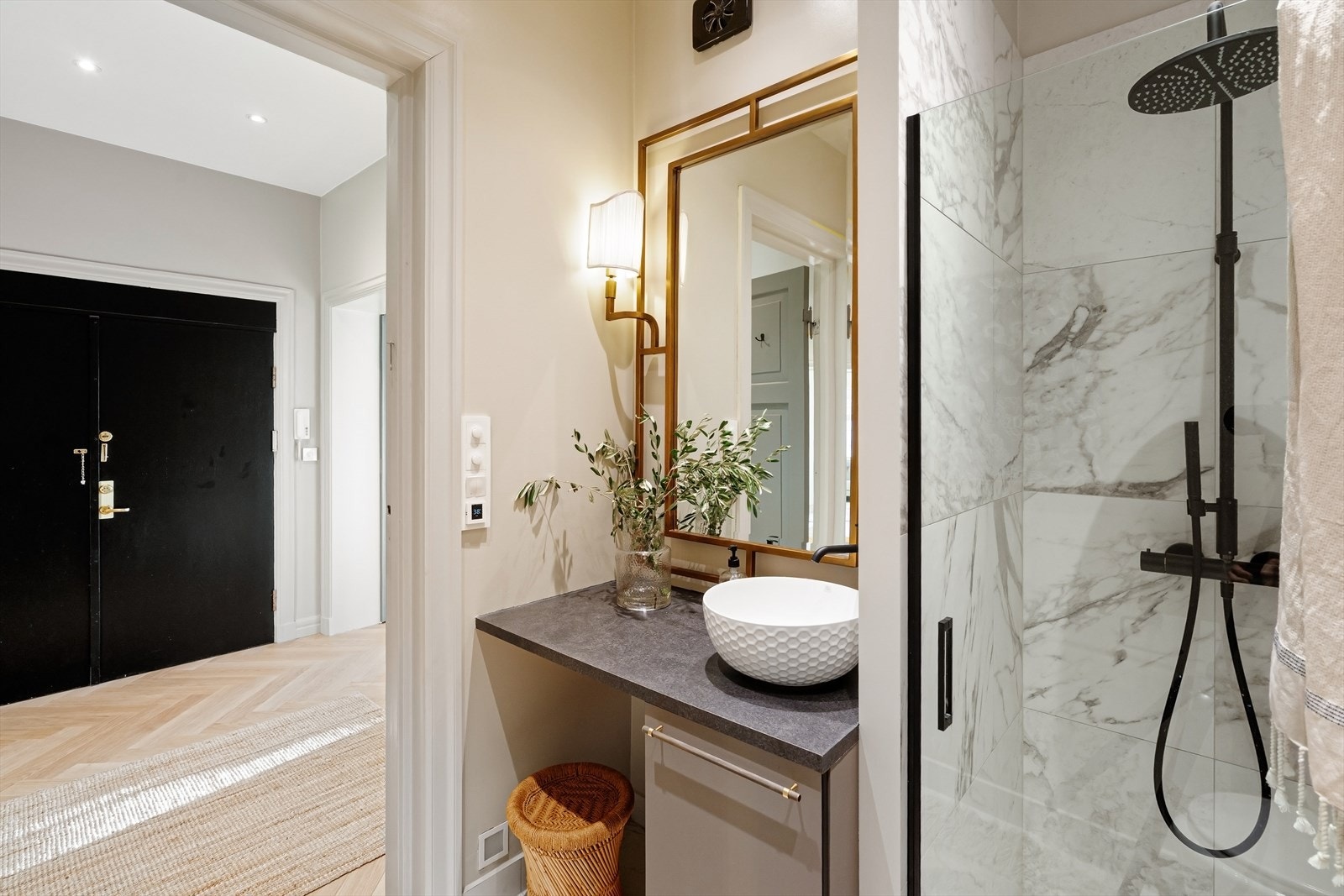 Hoveddelen byr på to lekre bad, begge gjennomført med marmorfliser fra Skógr og elegante armaturer fra Tapwell Galleribilde